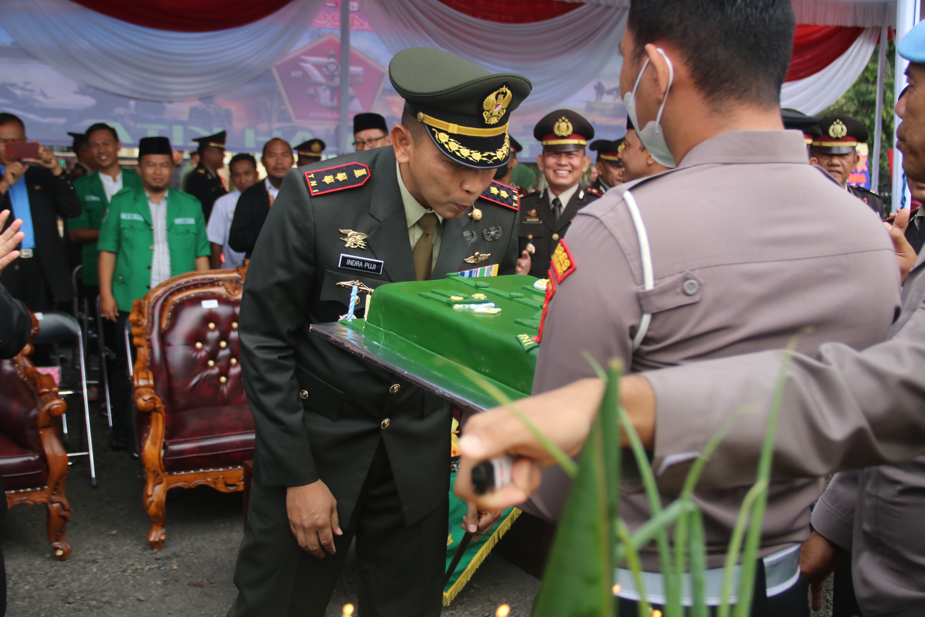 Kapolres Lampung Timur Bersama Bupati Berikan Kejutan Hari Jadi TNI Ke-77